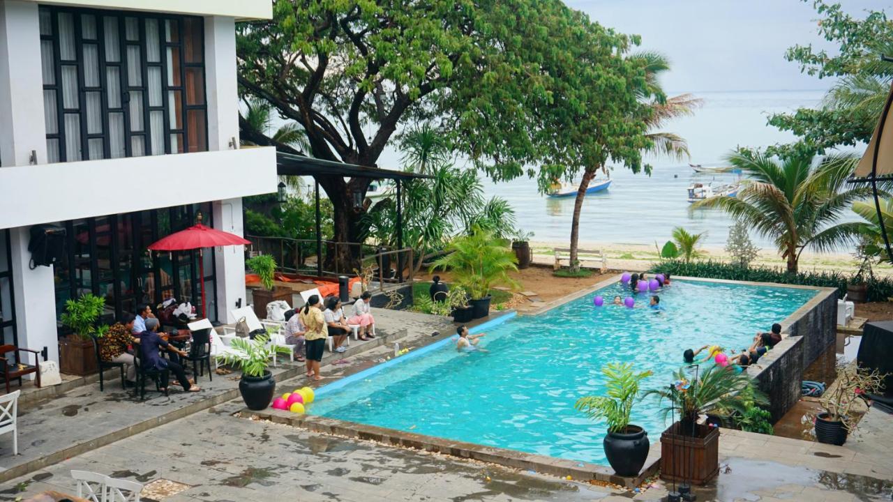 Sotis Hotel Kupang Exterior foto